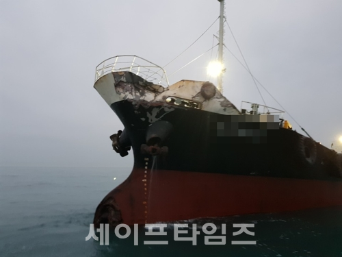 ▲ 급유선 B호가 화물선 A호와 충돌해 선수가 파손됐다. ⓒ 여수해경