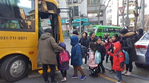 ▲ 서울 동작구 행림초등학교 학생들이 서울시가 운영하는 스쿨버스를 이용하고 있다. ⓒ 서울시
