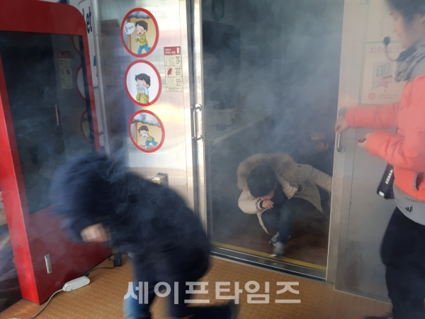 ▲ 서울시 이동안전체험교실에서 어린이들이 지하철 화재 대피 체험을 하고 있다. ⓒ 서울시