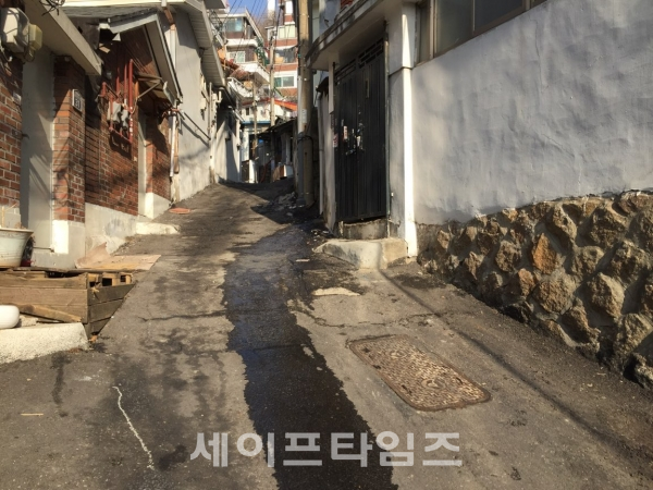 ▲ 서울 용산구 후암동 골목길 오래된 우수관에서 물이 흐르고 있다. ⓒ 서울시