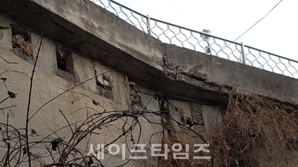 ▲ 은평구 수색동 도로옹벽에 균열·박락현상이 발생됐다.  ⓒ 서울시