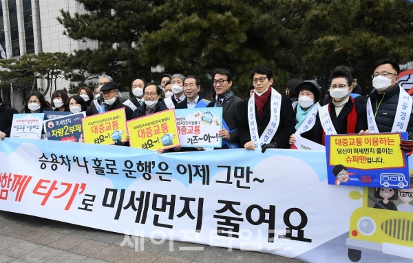 ▲ 박원순 서울시장(가운데)이 21일 미세먼지 줄이기 캠페인을 갖고 시민들의 참여를 독려했다. ⓒ 서울시