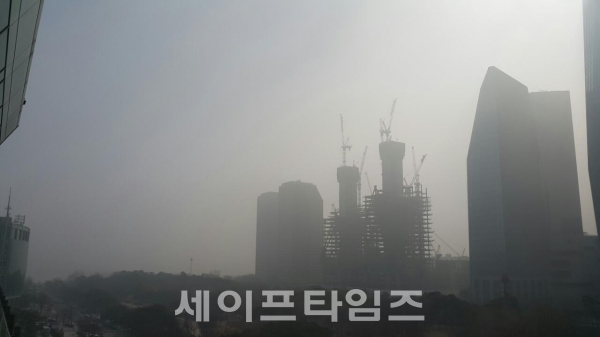 ▲ 26일 오전 서울 여의도 지역 건물들이 미세먼지로 뿌옇게 보인다. ⓒ 문천관 기자