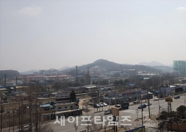 ▲ 충북 청주 지역 건물들이 미세먼지로 뿌옇게 보이고 있다. ⓒ 박채원 기자