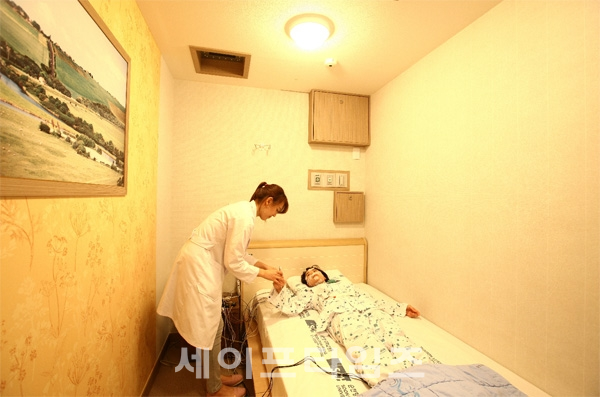▲ 환자가 수면다원 검사를 하고 있다. ⓒ 순천향대 천안병원