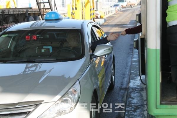 ▲ 서울외곽순환고속도로 북부구간을 지나는 택시가 통행료를 지불하고 있다. ⓒ 서울시