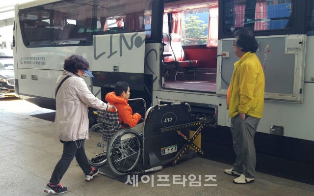 ▲ 한 장애인이 리프트를 이용해 버스를 타고 있다. ⓒ 박은경 기자