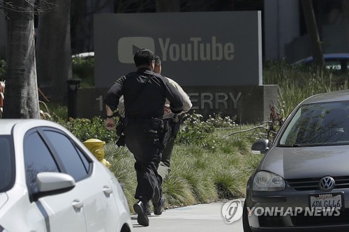 ▲ 미국 경찰이 총격사건 신고를 받고 유튜브 본사 건물로 뛰어가고 있다.