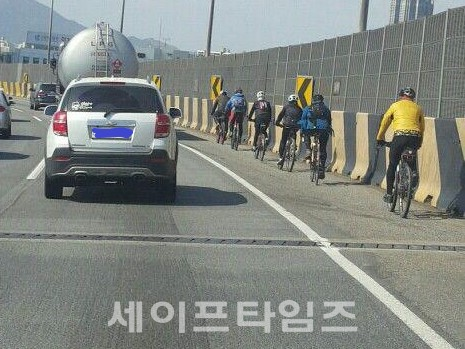 ▲ 지난 7일 서울외곽순환고속도로 장수에서  송내방향 갓길로 자전거 동호회 회원들이 무리를 지어 위험하게 달리고 있다. ⓒ 이명상 기자