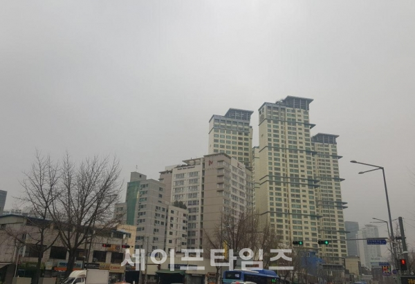 ▲ 서울 용산우체국에서 올려다 본 하늘이 미세먼지로 뿌옇게 보인다.