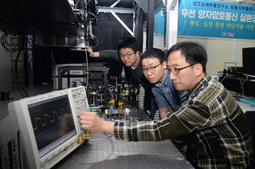 ▲ ETRI 연구팀이 무선 양자암호 통신 실험을 하고 있다. ⓒ ETRI
