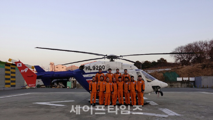 ▲ 대전소방항공대가 무사고 100시간, 300일 달성한 뒤 기념 촬영을 하고 있다.  ⓒ 대전시