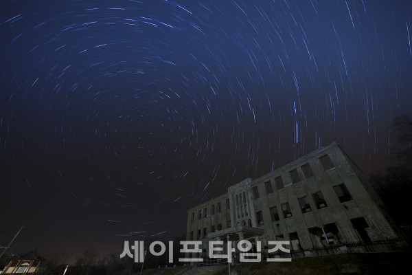 ▲ 옛 북한 노동당사 위에 별들이 원을 그리며 '평화·공존·통일'의 희망가를 부르는 듯 하다. ⓒ 김춘만 기자