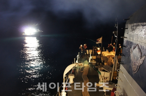 ▲ 해경이 승선원 9명을 태운 채 기관 고장으로 표류하던 어선을 구조했다. ⓒ 완도해양경찰서