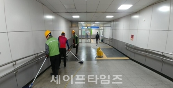 ▲ 코레일 직원들이 지하역사 미세먼지를 줄이기 위해 물 청소를 하고 있다. ⓒ 코레일