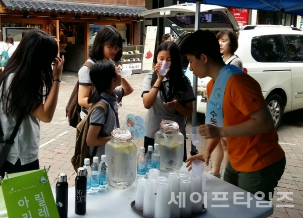 ▲ 학생들이 '수돗물 시민평가단'이 권하는 아리수를 마시고 있다. ⓒ 서울시