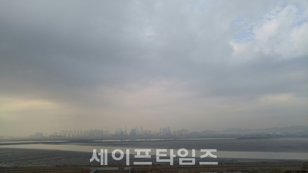 ▲ 인천 논현지구 건물이 미세먼지로 인해  회색빛으로 갇혀있다. ⓒ 김춘만 기자