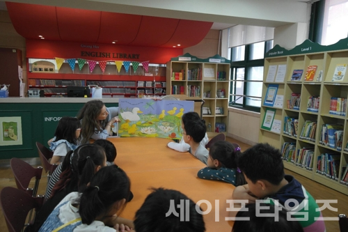 ▲ 어린이들이 광희영어도서관에서 책을 보고있다. ⓒ 서울시