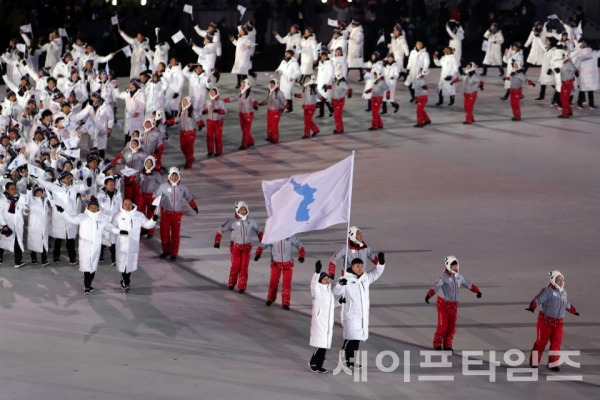 ▲ 평창동계올림픽 개막식에서 남북 선수단이 한반도기를 들고 공동입장하고 있다. ⓒ 평창조직위
