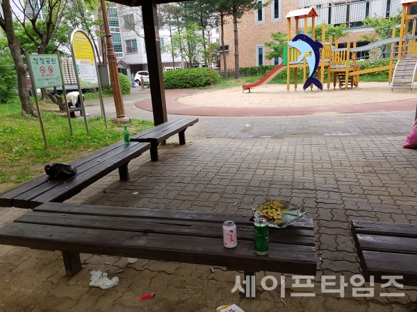 ▲ 충북 청주 흥덕구 유흥가옆 어린이 공원에  담배꽁초와 맥주캔이 흩어져 있다. ⓒ 오선이 기자