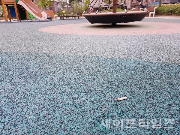 ▲ 충북 청원구 어린이 공원 바닥에 담배꽁초가 떨어져 있다. ⓒ 이봉우 기자