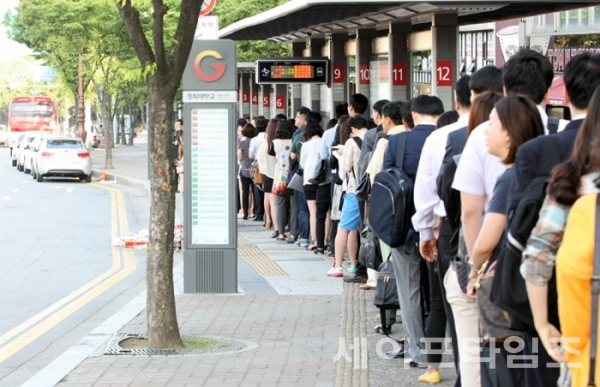▲ 시민들이 버스를 타기위해 기다리고 있다. ⓒ 경기도