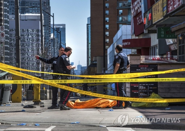 ▲ 23일(현지시간) 캐나다 토론토에서 차량돌진 사고가 발생한 후 경찰이 조사를 벌이고 있다.