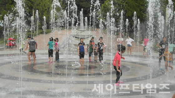 ▲ 아이들이 서울 보라매공원에서 물놀이를 하고 있다. ⓒ 서울시