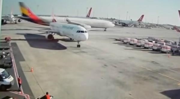 ▲ 아시아나 여객기(뒤쪽)가 13일(현지시간) 터키 이스탄불 공항 활주로에서 터키 여객기 뒤를 지나가고 있다. 아시아나 여객기는 터키항공 여객기 꼬리날개 부분을 치고 지나갔다. ⓒ 유튜브 영상 캡쳐