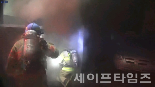 ▲ 17일 오전 1시 20분쯤 서울 영등포구 대림동 다세대주택에서 화재가 발생해 약 31분만에 완전히 진화됐다. ⓒ 영등포경찰서