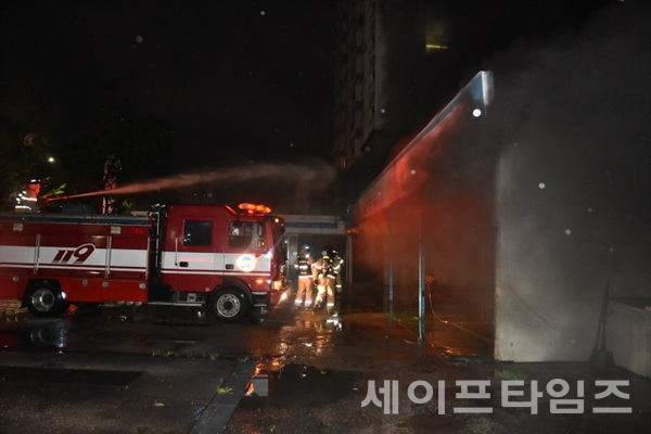 ▲ 서울 구로소방서가 17일 새벽에 발생한 카센터 화재를 진화하고 있다. ⓒ 구로소방서