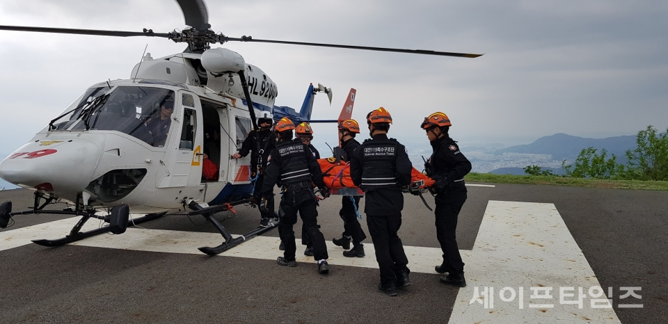 ▲  대전소방본부 119 특수 구조단이 산악사고를 대비한 긴급 구조훈련을 하고 있다. ⓒ 대전시