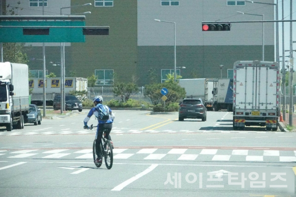 ▲ 경기 김포 아라뱃길 교차로 횡단보도를 한시민이 자전거를 탄 채 대각선으로 건너고 있다. ⓒ 이명상 기자