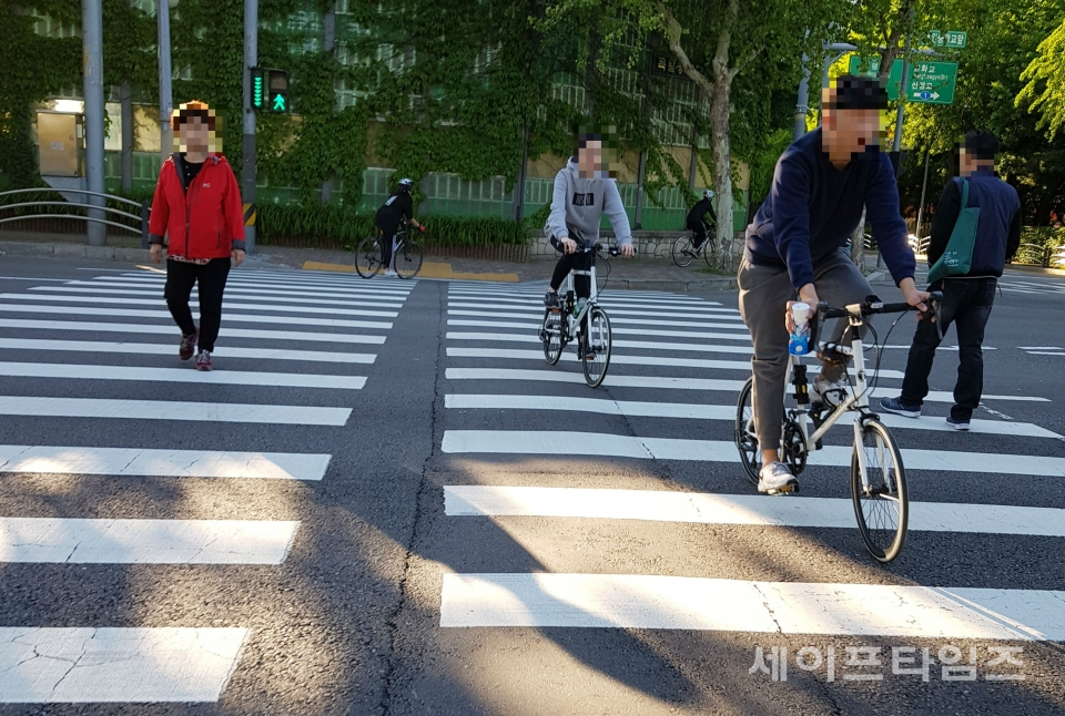 ▲ 서울 목동아파트 앞 횡단보도를 자전거를 탄 시민이 건너고 있다. ⓒ 곽지연 기자