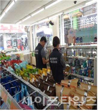 ▲ 특별사법경찰관이 편의점에서 가짜 미세먼지 마스크를 단속하고 있다. ⓒ 부산시