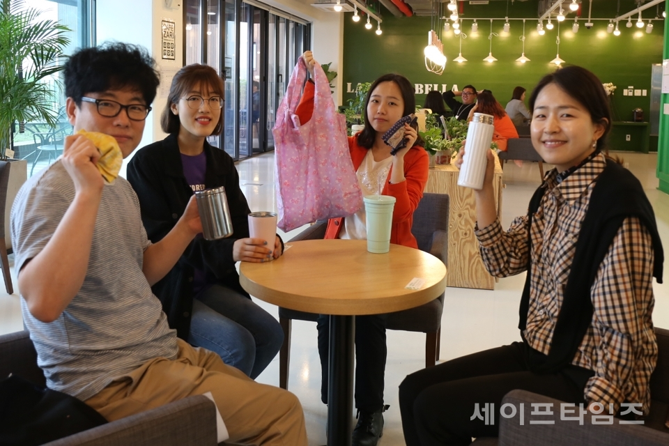 ▲ 손수건과 텀블러를 들고 활짝 웃는 시민들. ⓒ 서울시