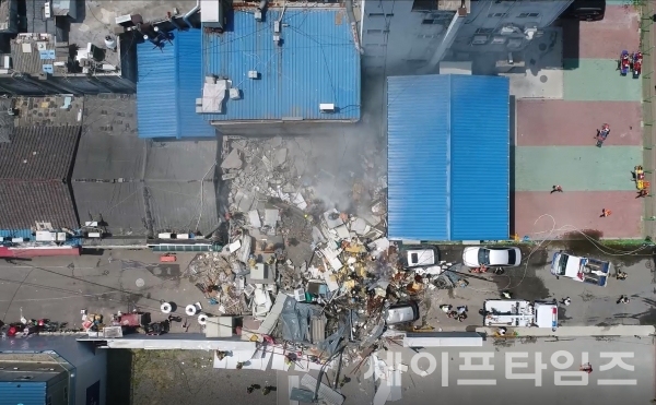 ▲ 3일 오후 12시 35분쯤 서울 용산구 한강로 2가 4층짜리 상가 건물이 무너졌다. 건물 붕괴 현장에서 잔해물 제거와 수색 작업이 진행되고 있다. ⓒ 서울소방재난본부