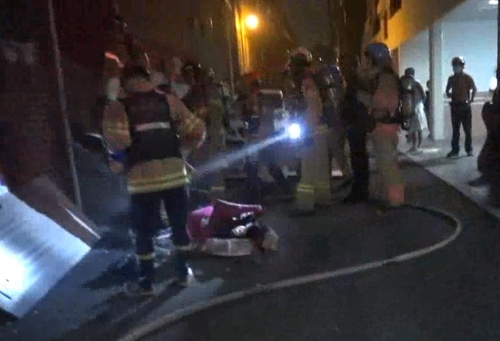 ▲ 4일 오후 8시 35분쯤 서울 관악구의 한 다세대주택에서 방화로 추정되는 화재가 발생했다. ⓒ 서울 관악소방서