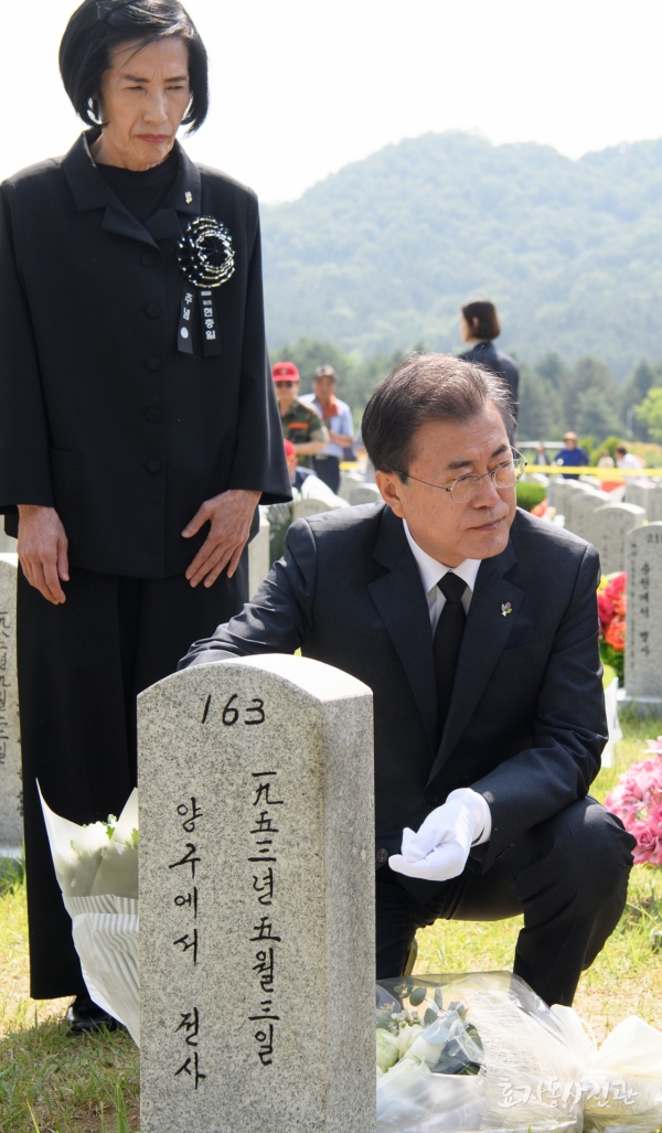 ▲ 문재인 대통령이 6일 오전 대전 현충원에서 무연고 묘지를 참배하고 있다. ⓒ 청와대