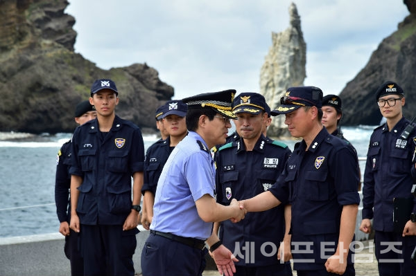 ▲ 박경민 해양경찰청장이 독도경비대를 방문해 근무중인 경비대 직원들을 격려하고 있다. ⓒ 해양경찰청