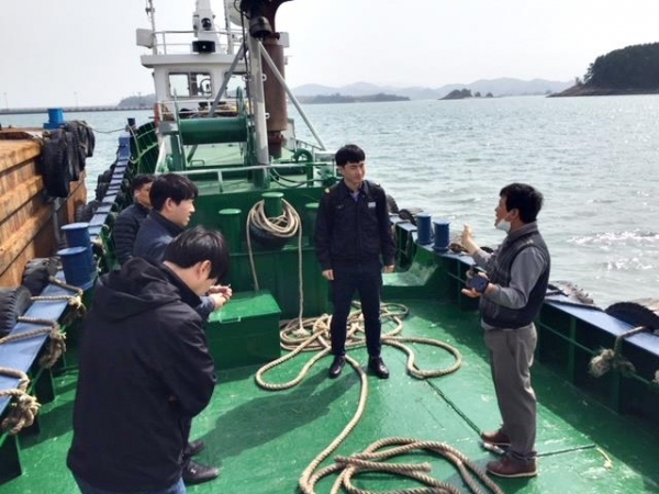 ▲ 해경-한국석유관리원이 선박 연료유 합동 점검을 실시하고 있다. ⓒ 남해해경청
