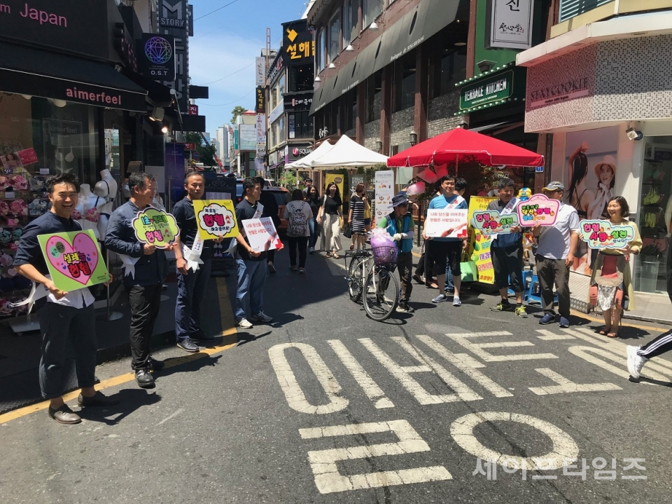 ▲ 대전소방헌혈동호회 '나누리' 회원들이 활동 22주년을 맞아 으능정이 거리에서 캠페인을 벌이고 있다. ⓒ 대전시