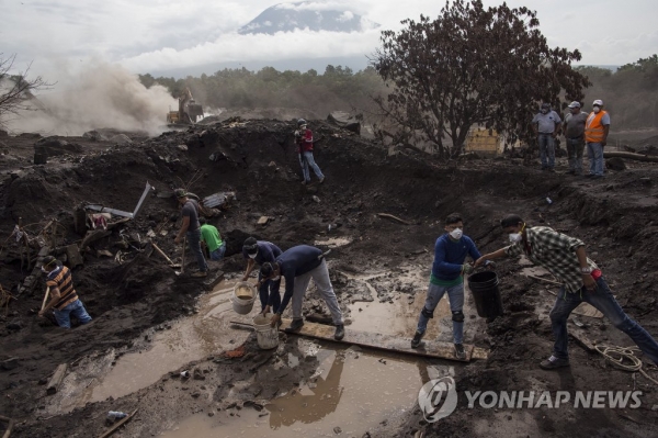 ▲ 과테말라 푸에고 화산 인근 산 미겔 로스 로테스 지역에서 17일(현지시간) 실종자 가족들과 자원봉사자들이 수색 작업을 벌이고 있다.