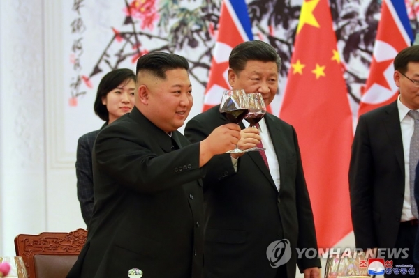 ▲ 중국을 방문한 김정은 북한 국무위원장이 19일 중국 베이징 인민대회당에서 열린 공식 환영식에서 시진핑 중국 국가주석과 건배하고 있다.