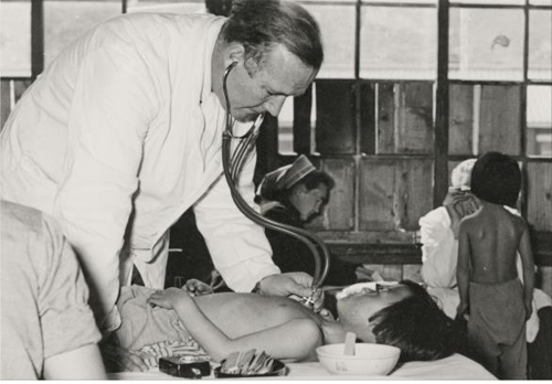 ▲ 독일 의료지원단이 한국전쟁 부상자를 부산 적십자병원에서 치료하고 있다. ⓒ 국방부