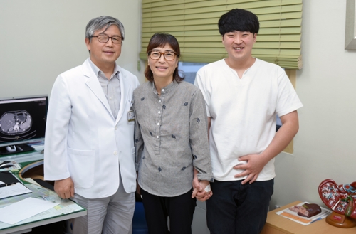 ▲ 수술 집도한 유희철 교수(왼쪽)와 이은이, 송현석씨. ⓒ 전북대병원