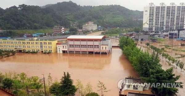 ▲ 1일 전남 보성군 한 중학교 운동장이 이틀째 내린 폭우로 물이 차 건물이 잠겨 있다.