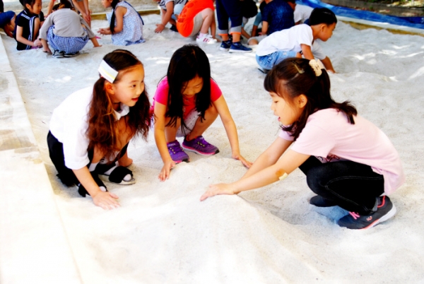 ▲ 어린이들이 '꿈을 담은 놀이터'에서 모래놀이를 하고 있다. ⓒ 서울시교육청