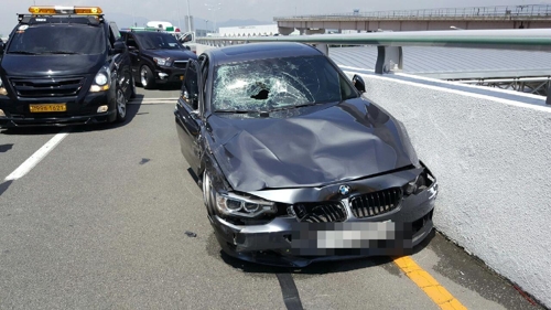 ▲ 부산 김해공항 앞 도로에서 과속으로 질주하다가 택시와 부딪친 후 파손된 BMW. ⓒ부산지방경찰청