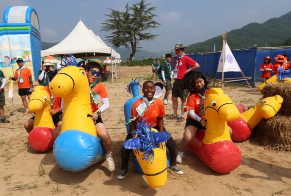 ▲ 2016년 열린 제14회 국제패트롤잼버리에서 다양한 나라의 스카우트 청소년들이 모여 수상레저를 즐기고 있다. ⓒ 한국스카우트 연맹